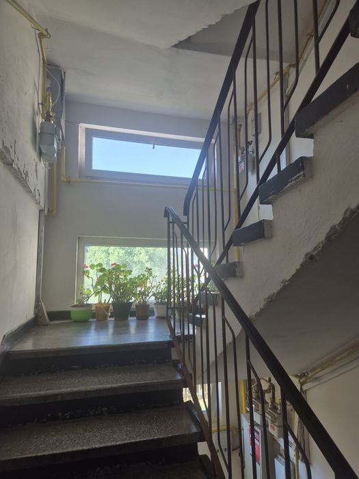 Vand apartament  et 3,zona independentei,scara luminata si curata