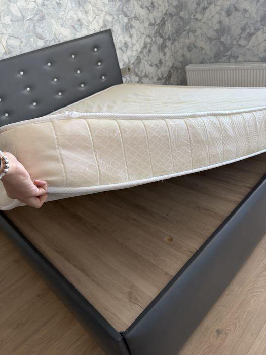 Кровать двуспальная с Матрасом