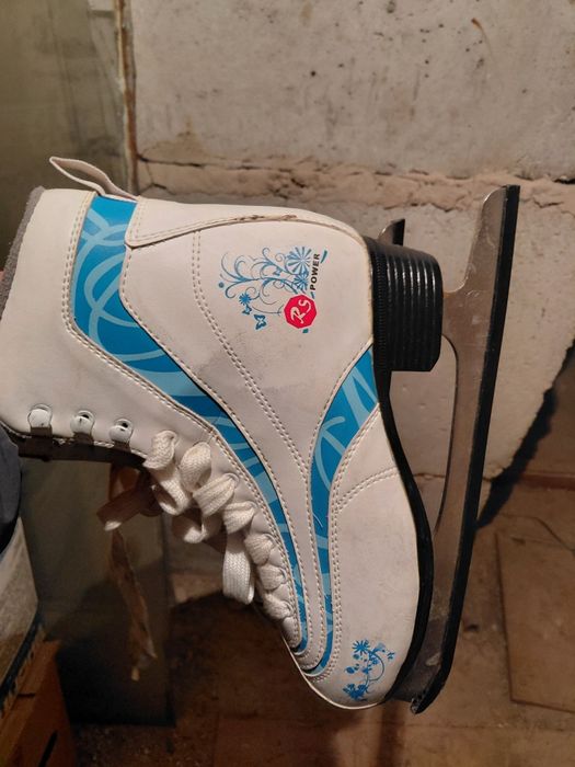 Продам коньки белые