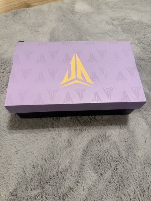 adidasi nike ja 2 swarovski.  originali , noi cu cutie , marimea 42