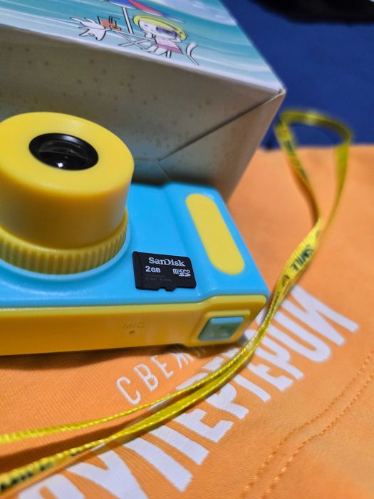 Лот детски шорти + дигиталнa детска камера с карта памет 2GB