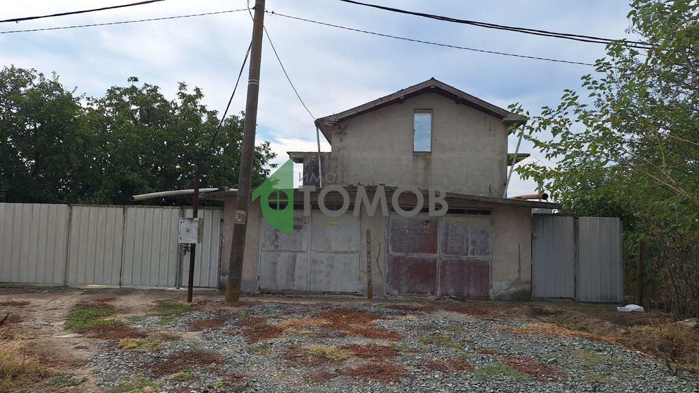 Здрава триетажна къща в село Загоре