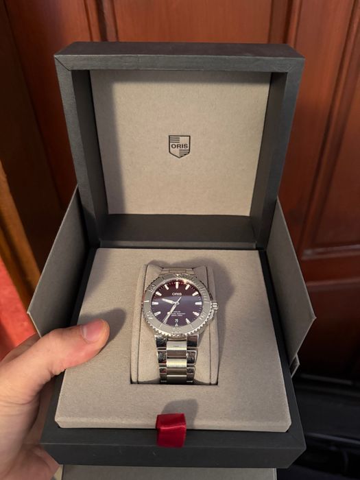 Oris Aquis Date 41.5mm Cherry Red (Пълен Комплект)