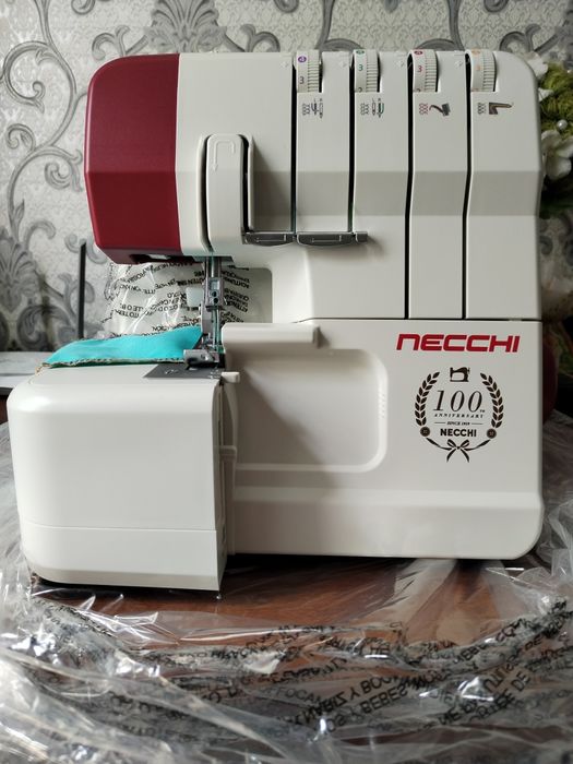 Оверлок машинка. Четырёх-бабинная.