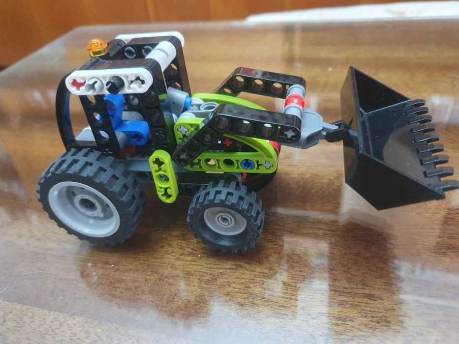 Трактор LEGO Technic