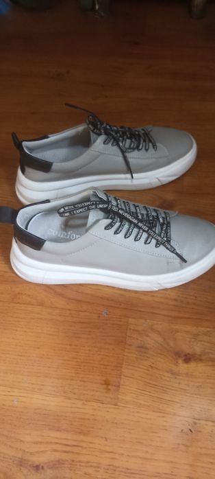 Продам кроссовки женские