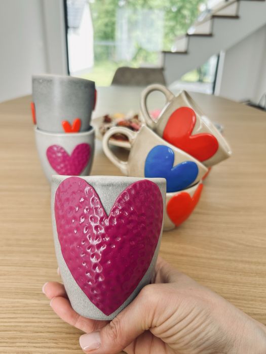 Pahar din ceramica, decorat manual cu o inimă texturata, din lut polimeric!