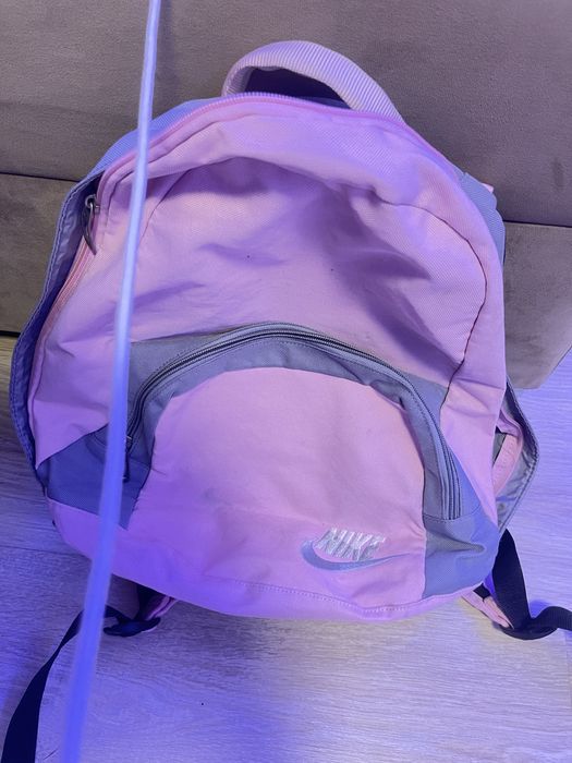 Ghiozdan/Ruxac Nike original cu maner,  roz cu gri cu fermoare si detalii