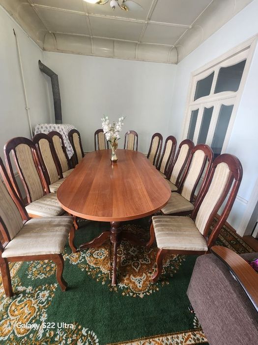 Stol va stullar yaxshi holatda