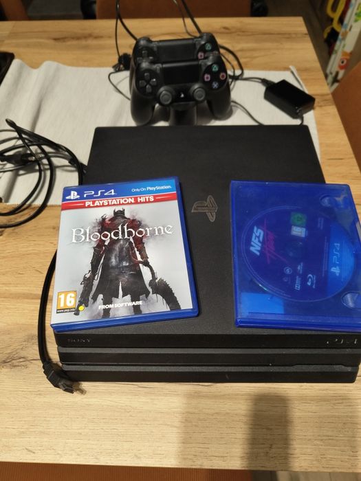 PS4 Pro + два контролера+ зарядна станция + 2 игри