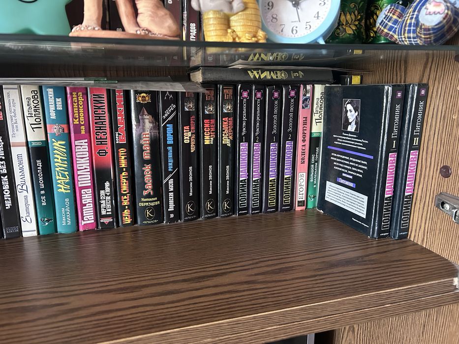 Книги большая часть, дедективы