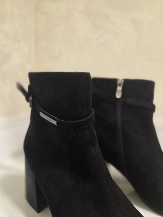 Сапоги замшевые на каблуке.