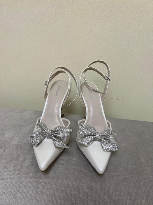 Pantofi gen stiletto albi cu accesoriu auriu noi cu cutie