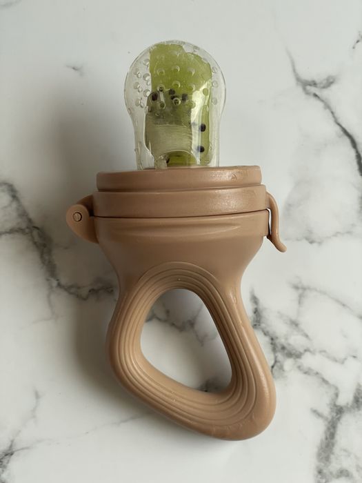 Биберон с дупки за парчета храна