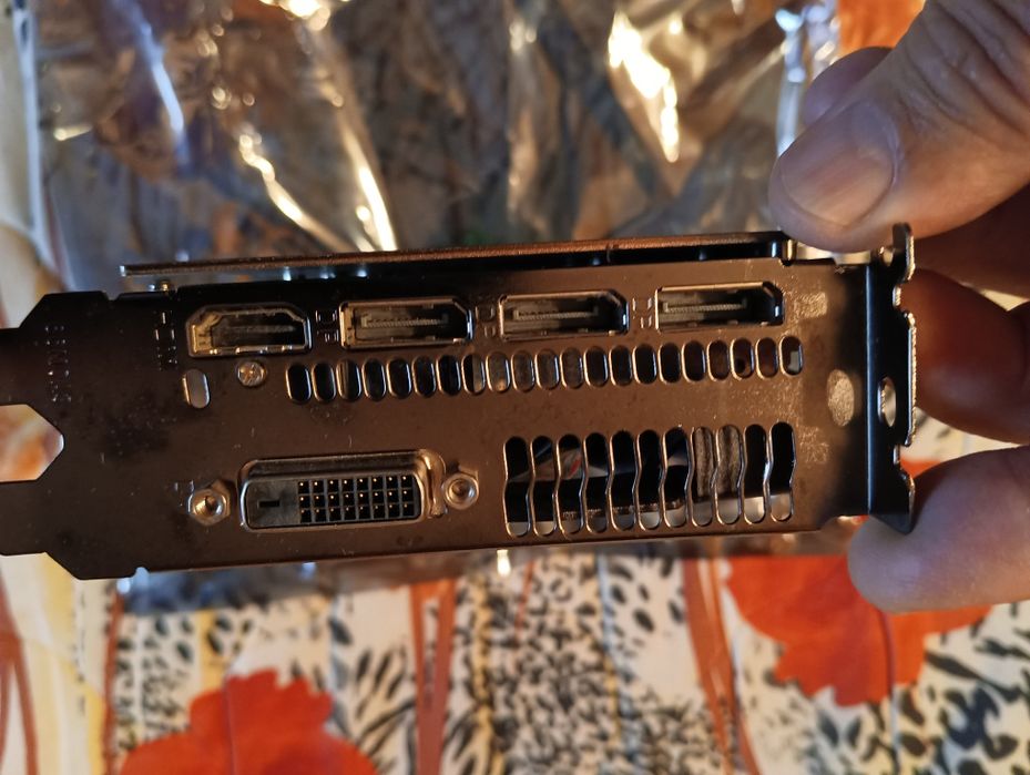 Продавам видеокарта Power Color Red Devil