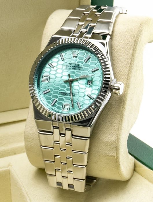 Продается часы зелёные, белые и синий