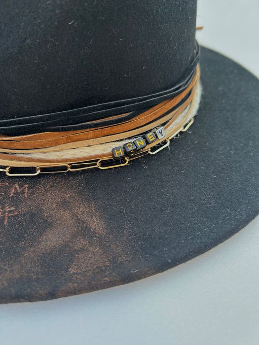 Шапка федора със синджири, стомана и цирконий