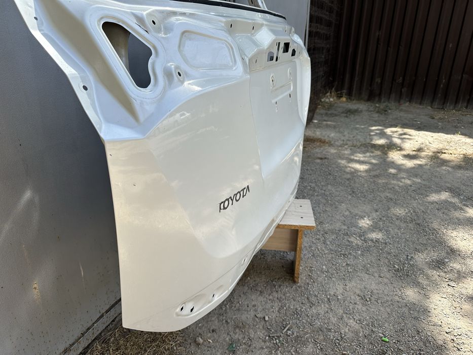 Дверя багажника,багажник Rav4.