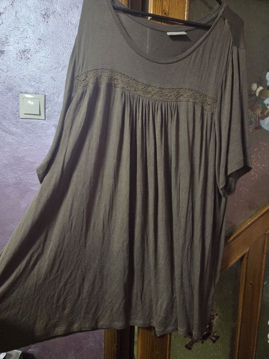 Tricou  deosebit  de culoare  kaki marimea 56
