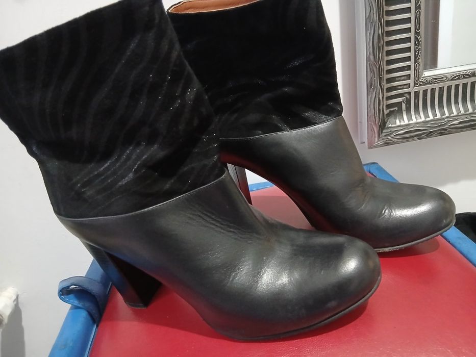 Ghete de dama din piele naturala marimea 38 in stare perfecta.
Nu au n