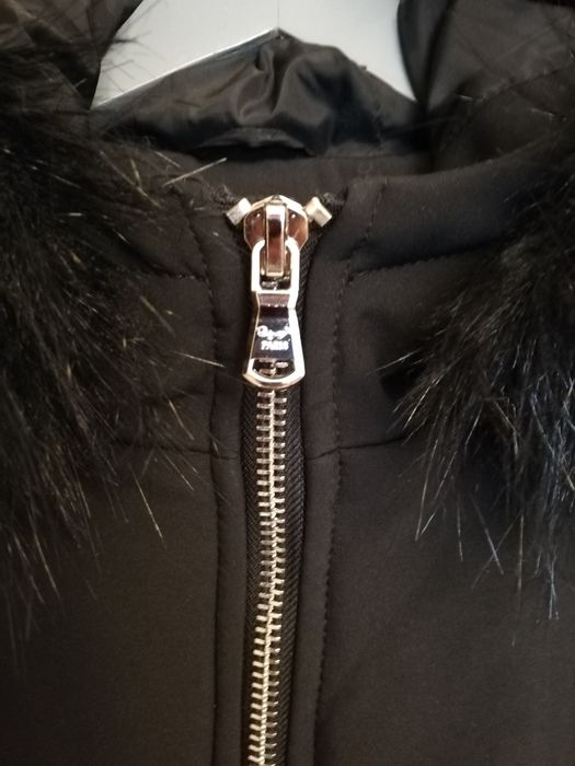 Зимно френско яке с качулка и изкуствен косъм.