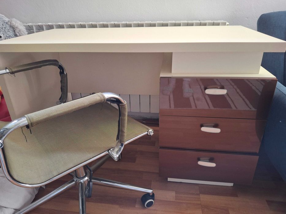 Masa de birou cu scaun reglabil stare:impecabila