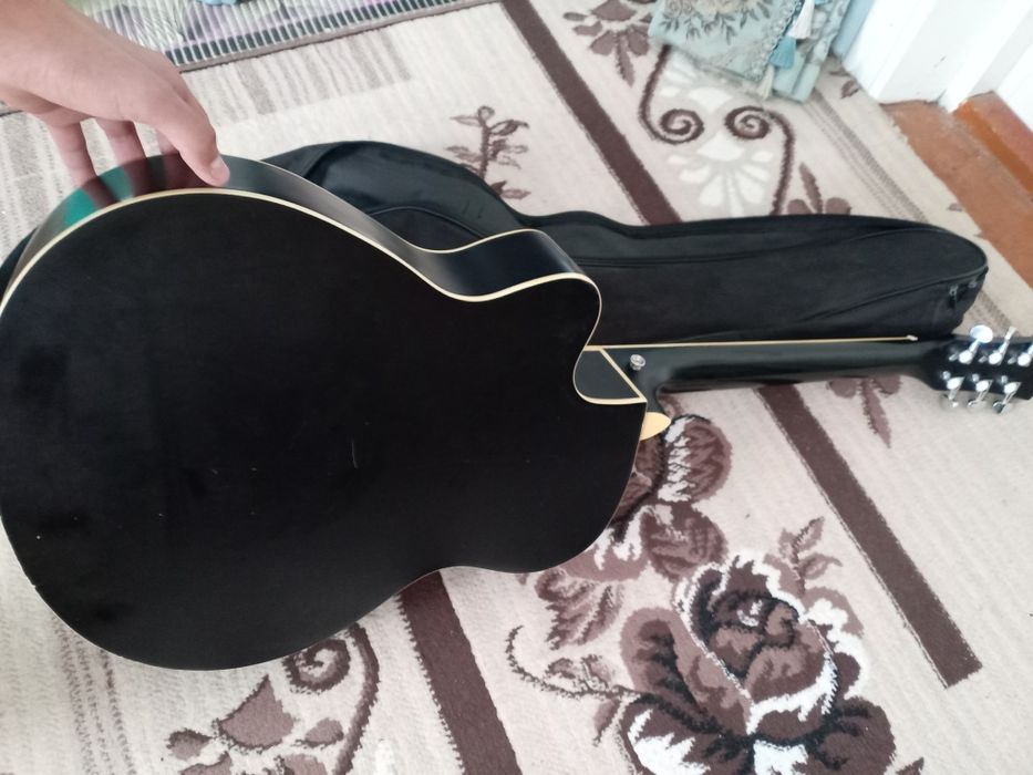 Gitara 1 ta simi uzilgan