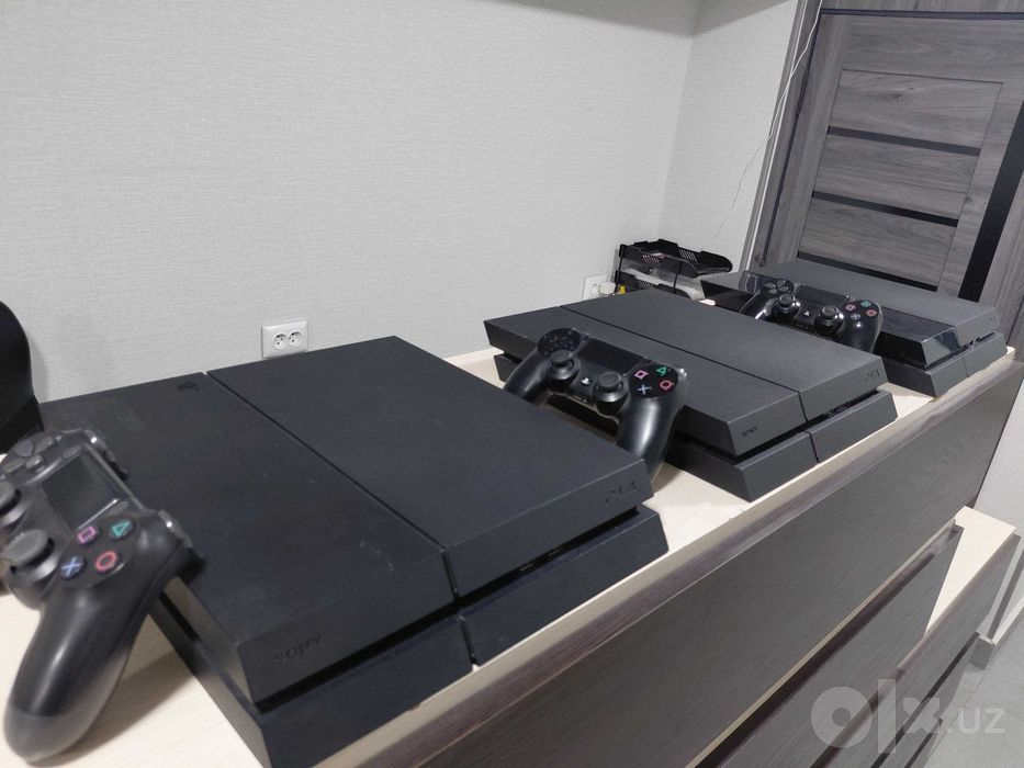 Продаю PlayStation 4  (3 шт) (500 Gb / 1 Tb / 500 Gb) Дёшево!