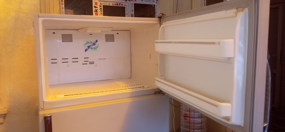 Холодильник   LG двухкамерный, производство Южная Корея, очень большой