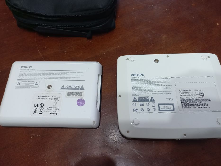 Dvd portabil Philips cu monitor si geanta