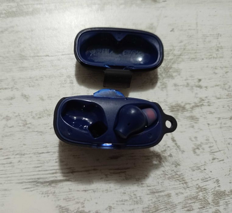 Слушалки с калъф JBL.