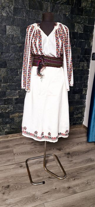 Ie și poala pe pânză de casa