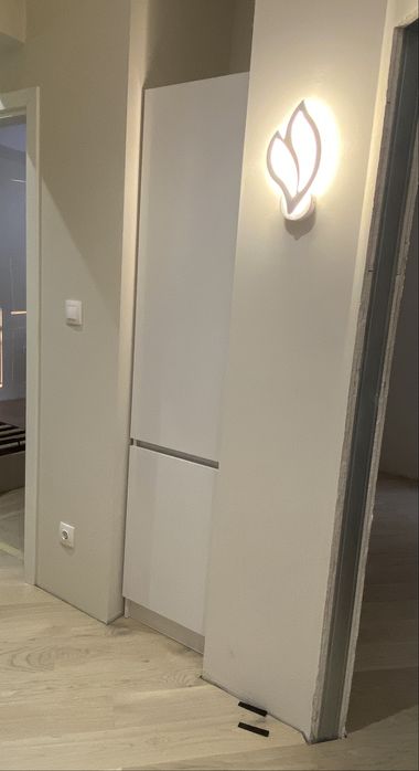 Еднокрилен гардероб Лео бял гланц - като нов!