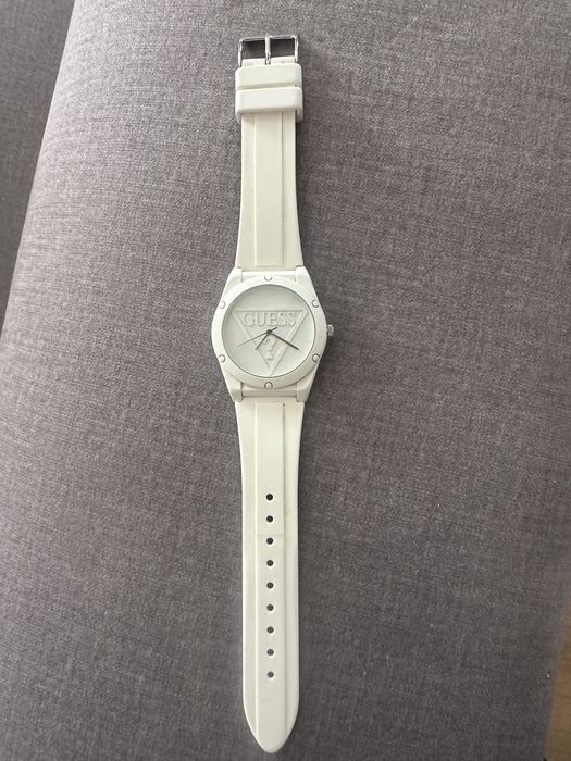 Часовник Guess с гумена каишка