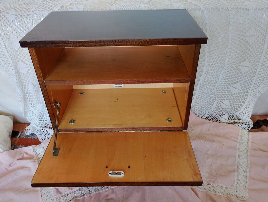 Нощно шкафче ретро