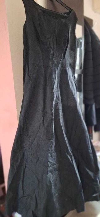 rochie de seara matase neagra 48-50 esarfa  sandale negre pret 120 lei