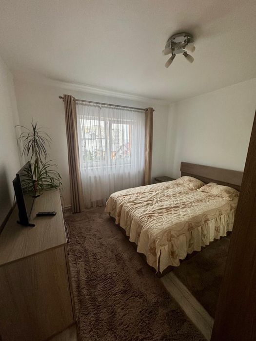 Inchiriez apartament cu 2 camere decomandat,zona Catedrala