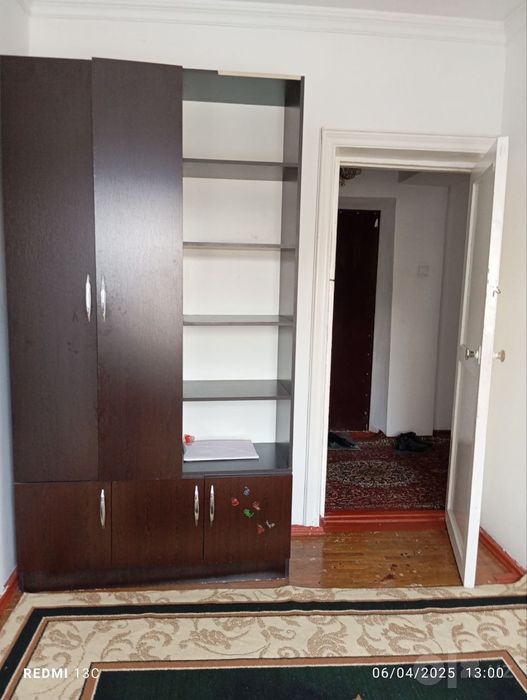 3 xonali kvartira sotiladi 4 etajlik domni 2 etajida