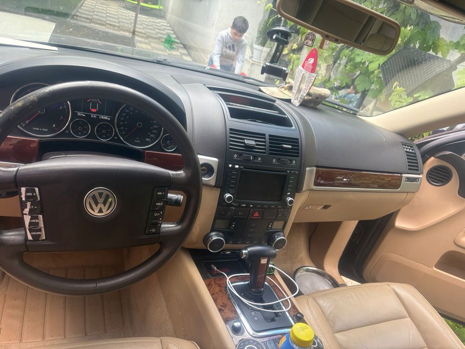Vând Volkswagen Touareg 3.2 VR6 cu Gpl sau schimb cu Bmw Seria 1 E87