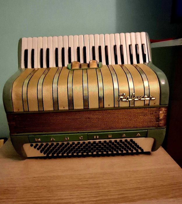 HOHNER MARCHESA  120 basi  de colectie impecabil
