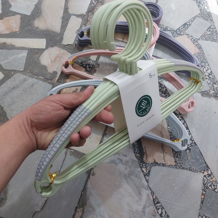 пластиковые Вешалка для одежды. В упаковке 5 штук. Plasmassadan yasal