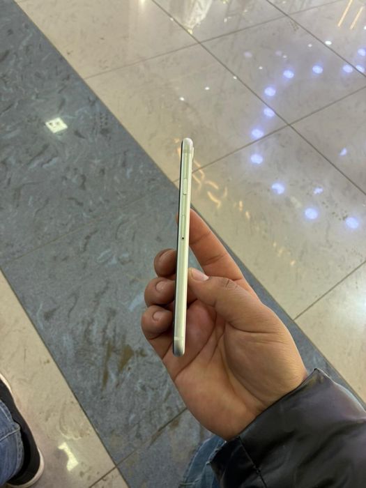 Продам Айфон Се