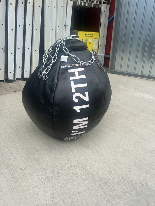 Vand 1 para box nouă , nu a fost folosita deloc, este din piele