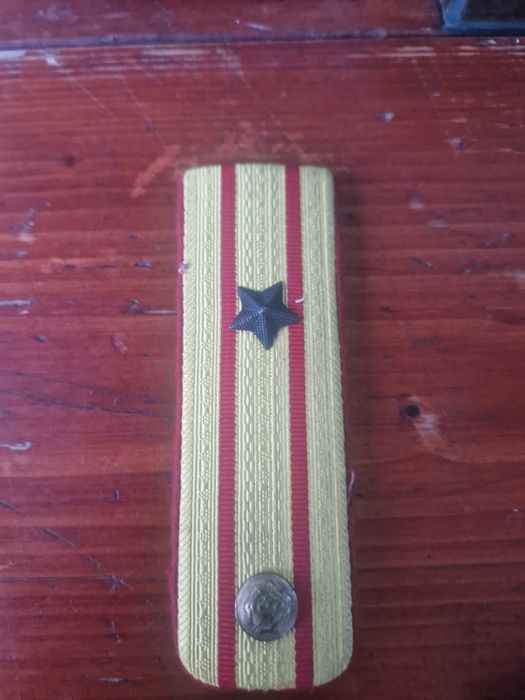 Vând epoleți militari și nasturi