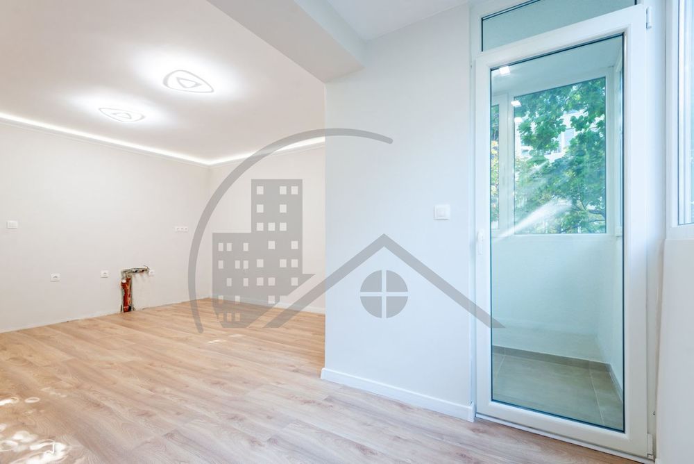 Продава се Тристаен апартамент в Варна, Спортна зала - 85 кв.м за 1590 €/кв.м - Снимка #2