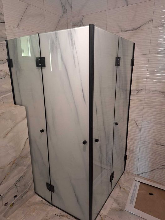 Sticlă curbată securizată – balustrade, cabine de duș, vitrine moderne