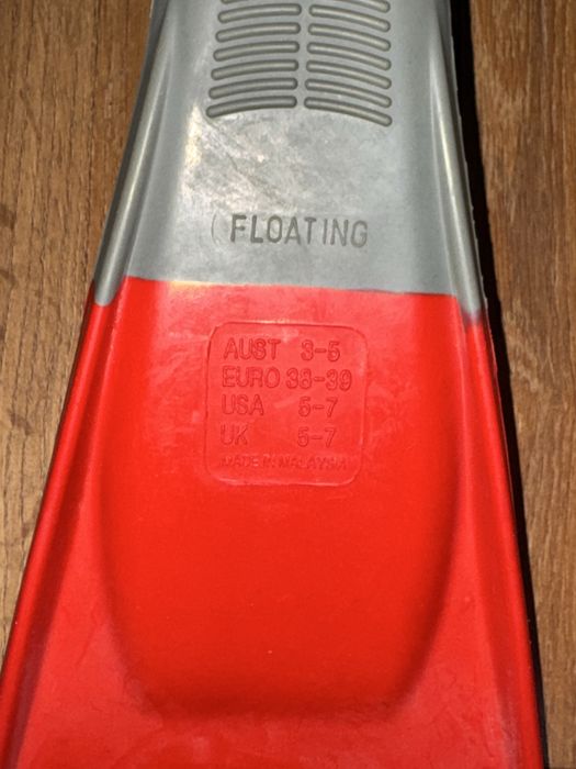 продаем красные ласты