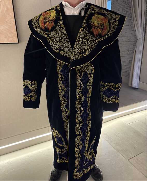 Продаеться 3 чапана