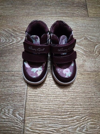 Продам детские ботинки на девочку весна-осень