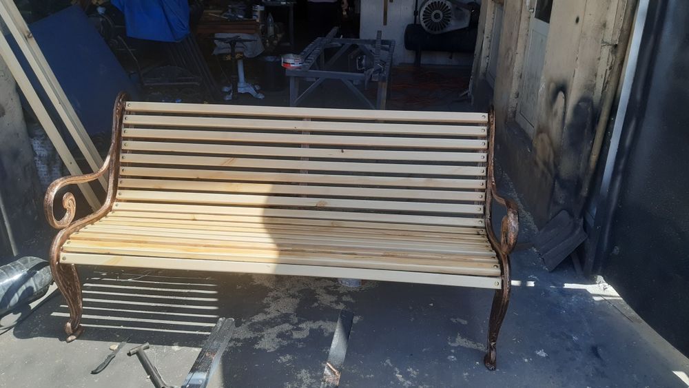 Скамейки.  Урно.